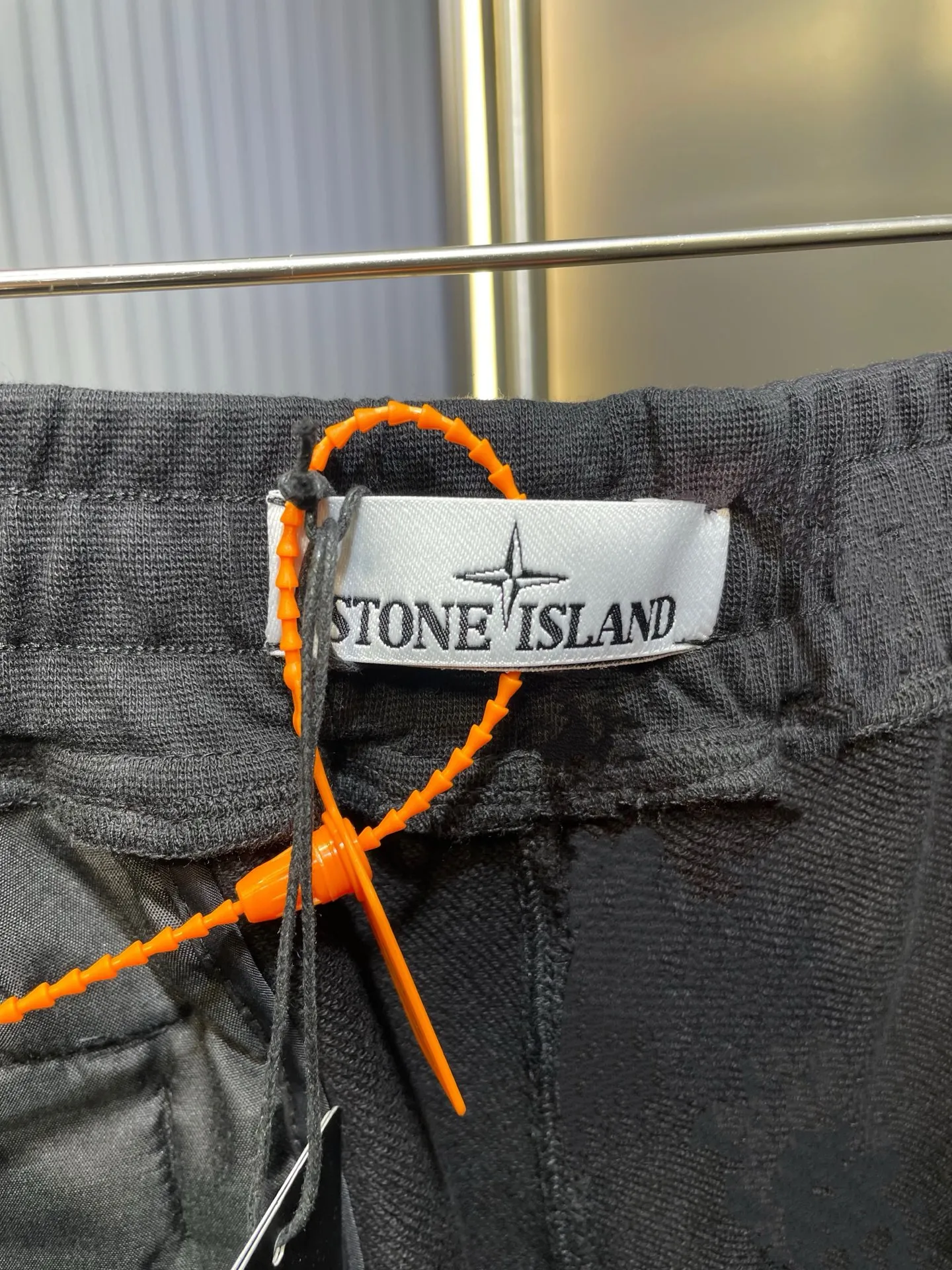 🅿️400 Stonelsland 🌟[Top Replica] Badge embroidered shorts. Customized to the purest and most luxurious terry cloth. Thick and crisp, comfortable and skin-friendly. Iconic embellishment on the side of the pants. Compass badge embroidery to highlight the brand's imprint. Stitching art. The beauty of contrasting colors. The red stitching jumps on the black base. The collision of fashion and creativity exudes irresistible charm. Process 1: Using imported machine embroidery process. Use advanced computer control system and precision mechanical components to realize the red Compass badge embroidery operation with high precision and smooth and delicate lines. Process 2: Special machine for reverse top-stitch fine sewing process. Use special machine for top-stitch sewing. The reverse side of clothing is required to be carefully prepared before sewing to ensure straight sewing lines, even stitches, smooth edges and beautiful appearance. Process 3: The fabrics have been washed and have a better hand feel and texture. They are not easy to deform, shrink or fade. Maintain long-term beauty Accessories: Customized 1:1 Stonelsland snap button Customized 1:1 Stonelsland trademark Version: Loose version Size: S M L XL Style number: MM023-A80